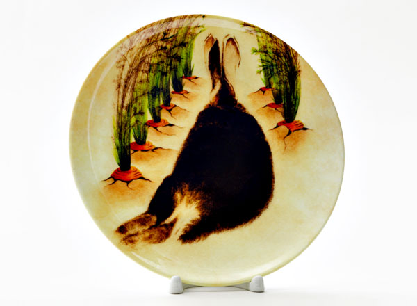 Декоративная тарелка  Кролик на морковной грядке