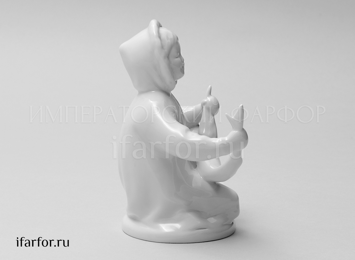 Скульптура Якутка с севрюгой Белая н/к