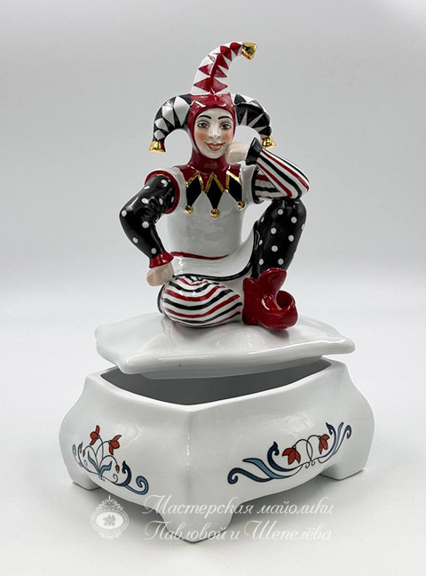 Шкатулка «с шутом» Фарфор. 220 x 134 мм.