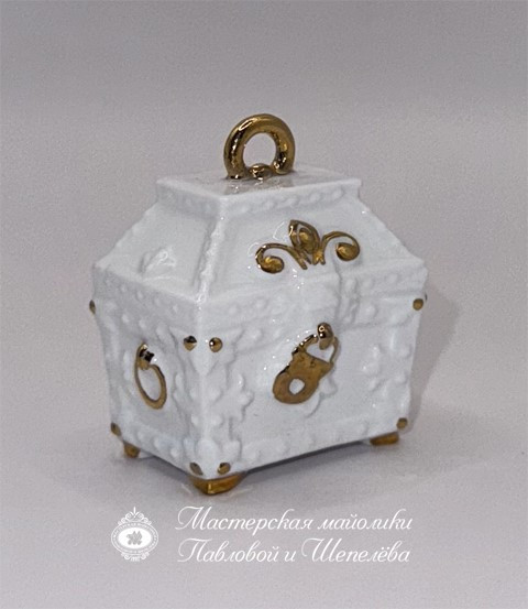 Елочная игрушка «Сундучок мини» Фарфор. 33 x 40 мм.