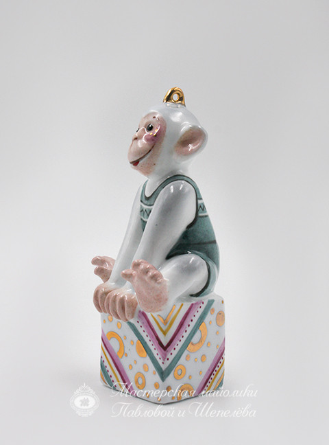 Елочная игрушка «Обезьянка-мальчик» Фарфор. 54 x 101 мм.