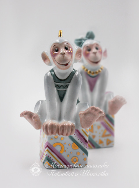 Елочная игрушка «Обезьянка-мальчик» Фарфор. 54 x 101 мм.