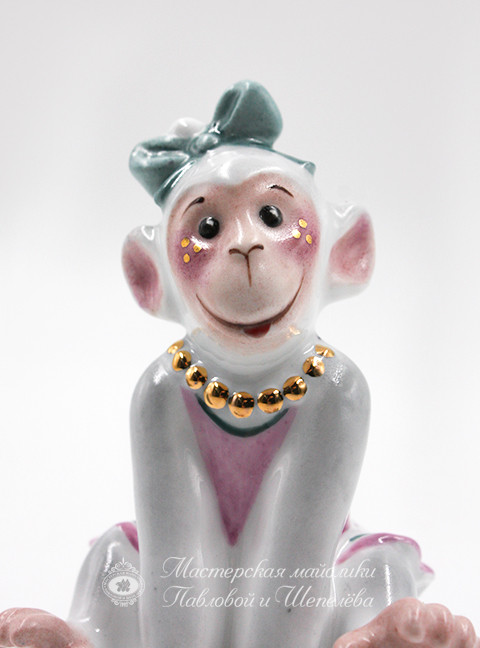 Елочная игрушка «Обезьянка-девочка» Фарфор. 60 x 103 мм.