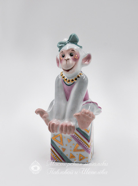 Елочная игрушка «Обезьянка-девочка» Фарфор. 60 x 103 мм.