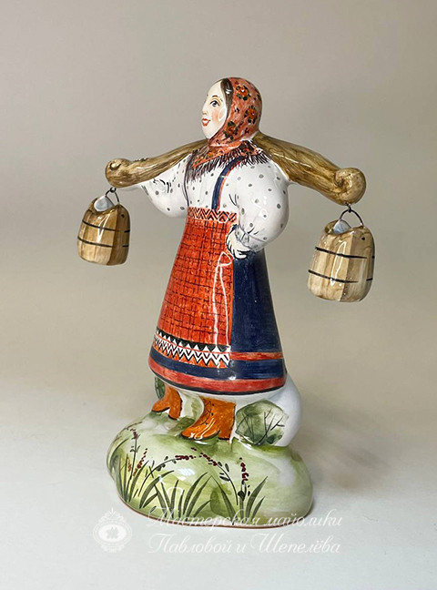 Скульптура «Девушка с ведрами» Майолика. 120 x 160 мм.