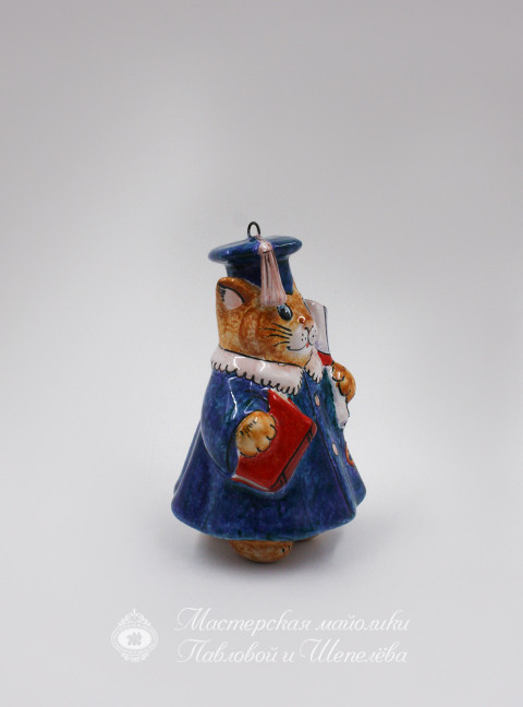 Елочная игрушка «Кошечка в мантии» Майолика. 67 x 114 мм.