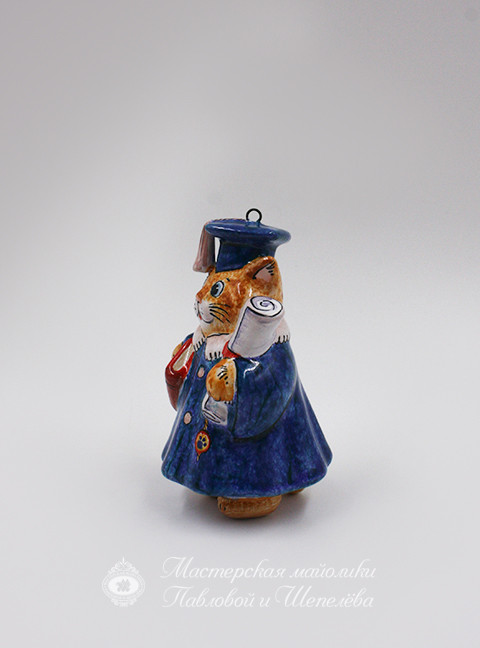 Елочная игрушка «Кошечка в мантии» Майолика. 67 x 114 мм.