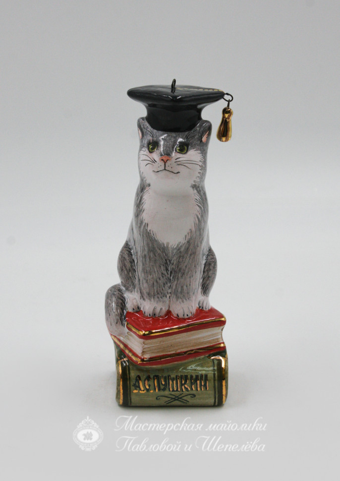 Елочная игрушка «Кот на книгах в шляпе» Майолика. 50 x 110 мм.