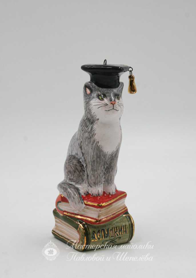 Елочная игрушка «Кот на книгах в шляпе» Майолика. 50 x 110 мм.