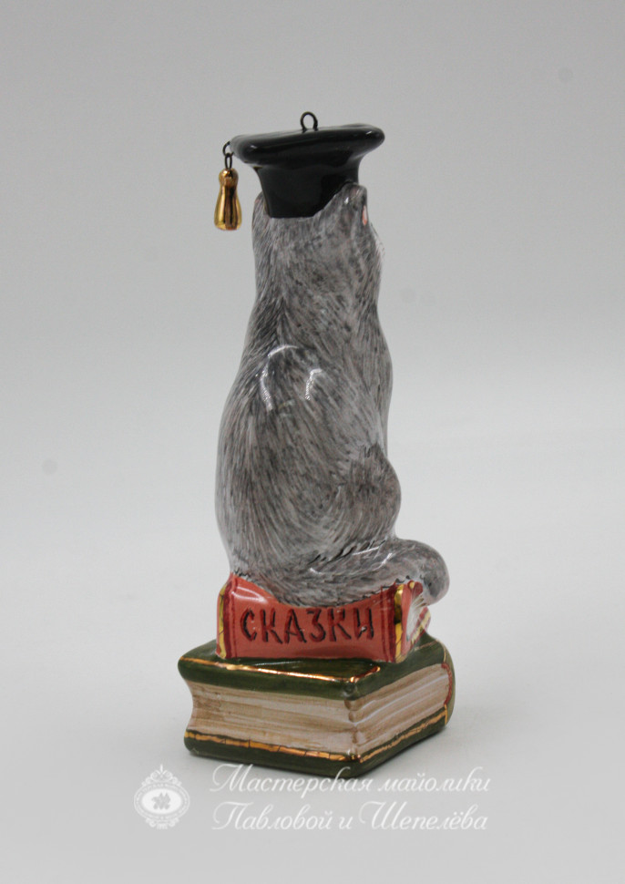 Елочная игрушка «Кот на книгах в шляпе» Майолика. 50 x 110 мм.