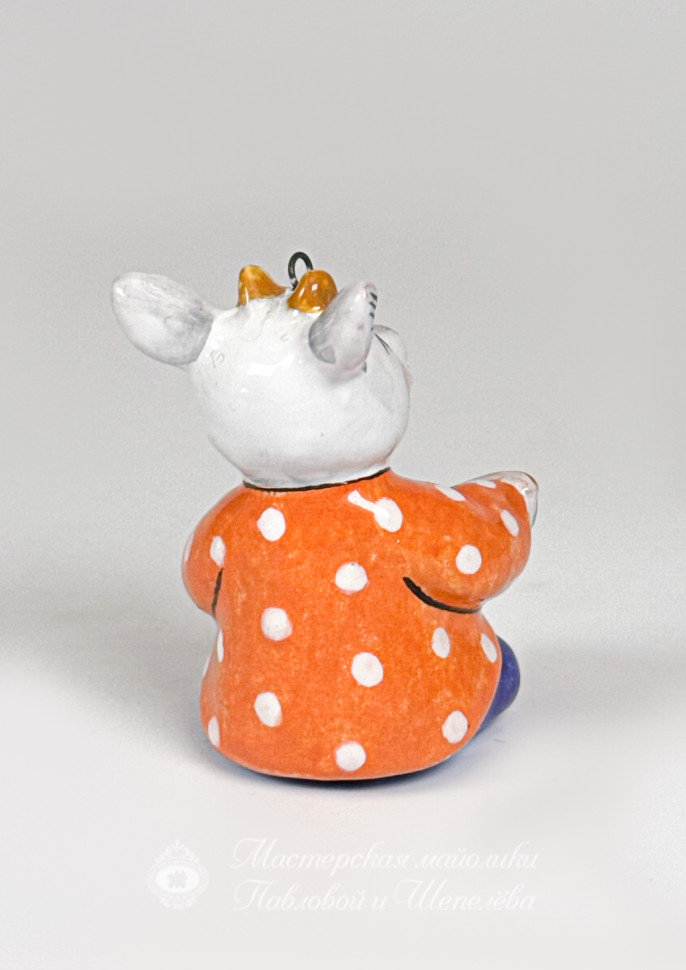 Елочная игрушка «Козленок с кашей» Майолика. 33 x 50 мм.