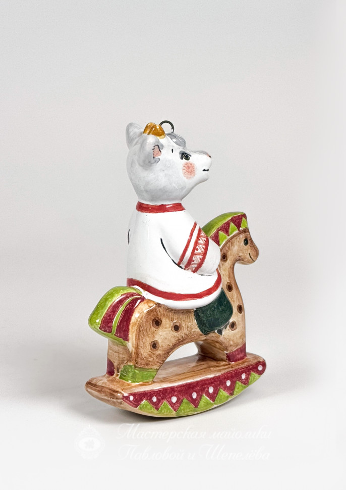 Елочная игрушка «Козленок на лошадке» Майолика. 80 x 24 мм.