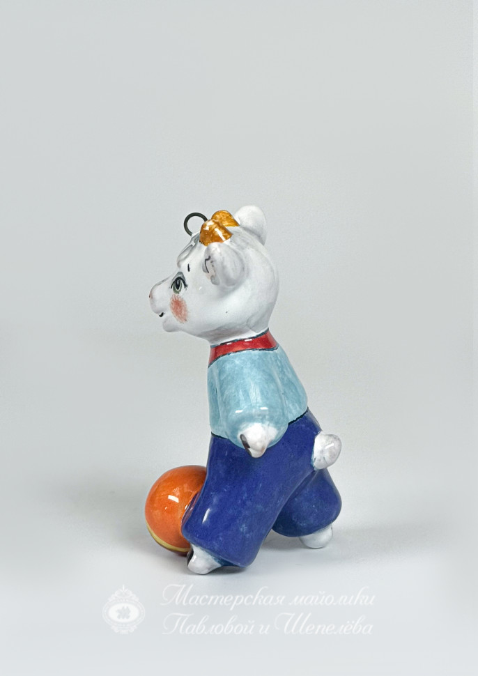 Елочная игрушка «Козленок с мячом» Майолика. 35 x 65 мм.