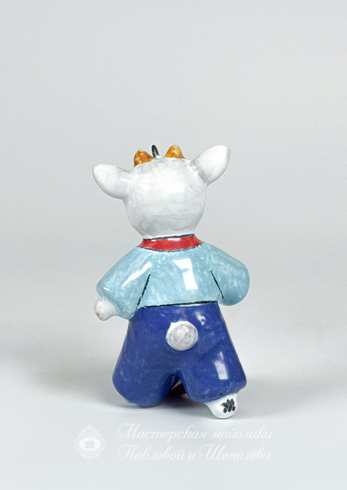 Елочная игрушка «Козленок с мячом» Майолика. 35 x 65 мм.
