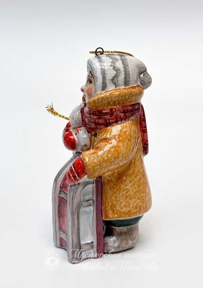 Елочная игрушка «Девочка с санками» Майолика. 50 x 100 мм.