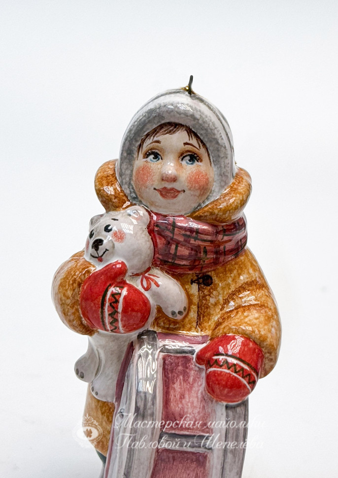 Елочная игрушка «Девочка с санками» Майолика. 50 x 100 мм.