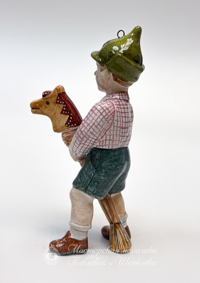 Елочная игрушка «Мальчик в буденовке» Майолика. 50 x 100 мм.