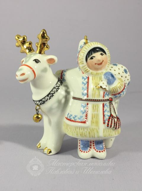 Елочная игрушка «Мальчик с оленем» Майолика. 75 x 80 мм.