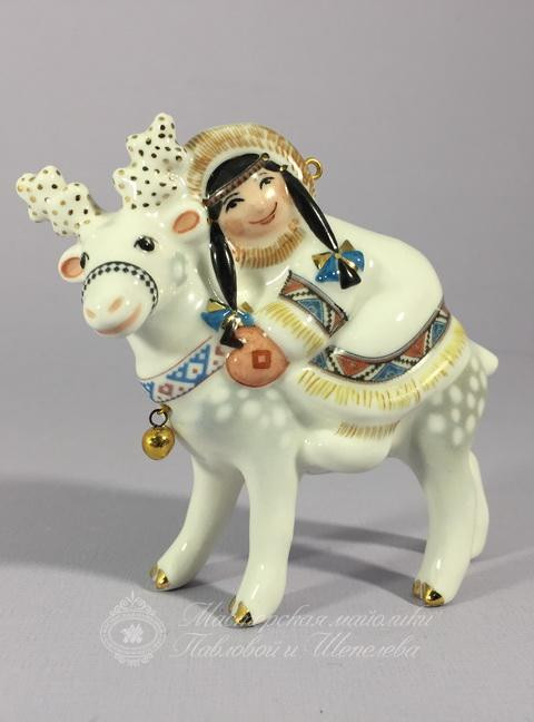Елочная игрушка «Девочка на олене» Майолика. 90 x 87 мм.