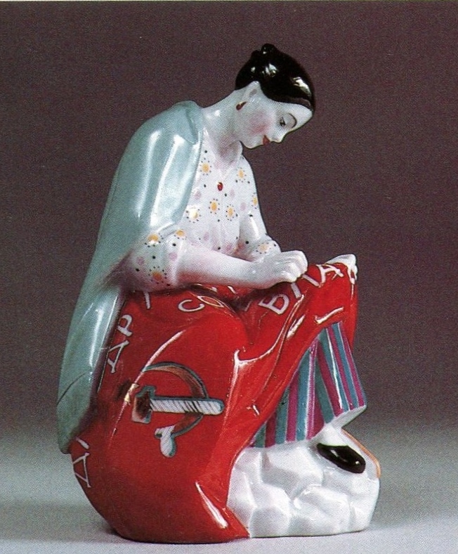Наталья Данько. «Работница, вышивающая знамя», 1919 - агитфарфор Государственного фарфорового завода