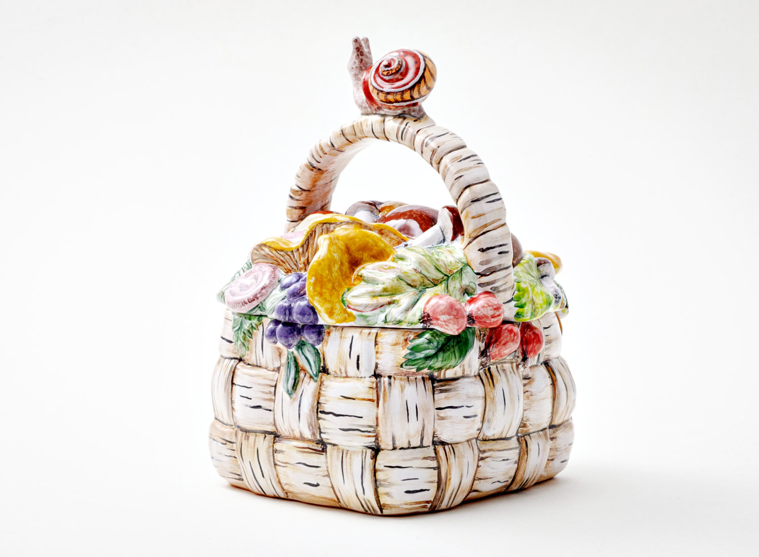 Шкатулка «Корзина с грибами» Форма: Корзина с грибами. Майолика. 125 x 140 x 180 мм.