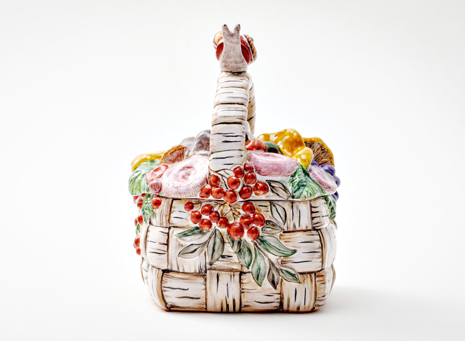 Шкатулка «Корзина с грибами» Форма: Корзина с грибами. Майолика. 125 x 140 x 180 мм.