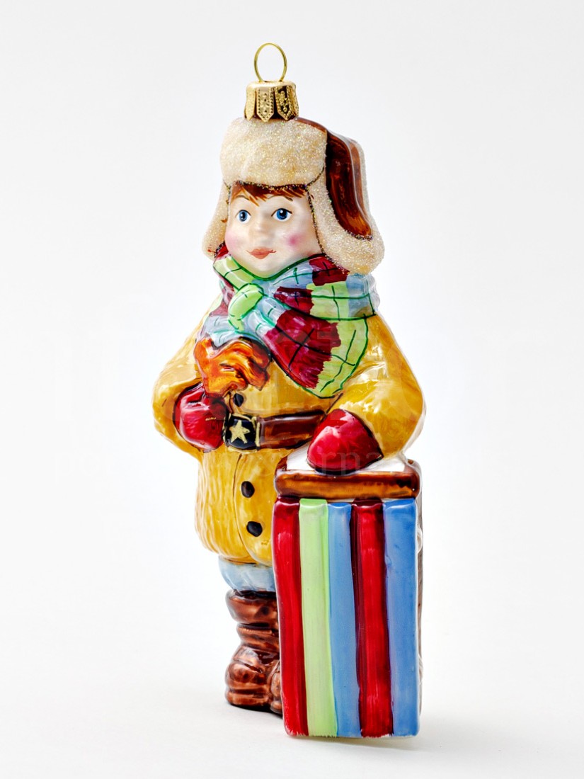 Елочная игрушка «Мальчик с санками» Стекло. 70 x 140 мм.