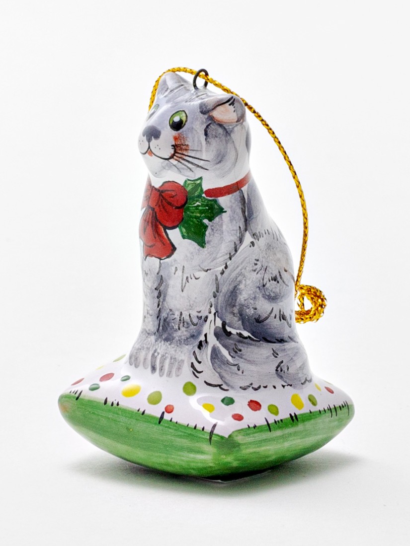 Елочная игрушка «Киска на подушечке» Форма: Киска на подушечке. Майолика. 40 x 67 мм.