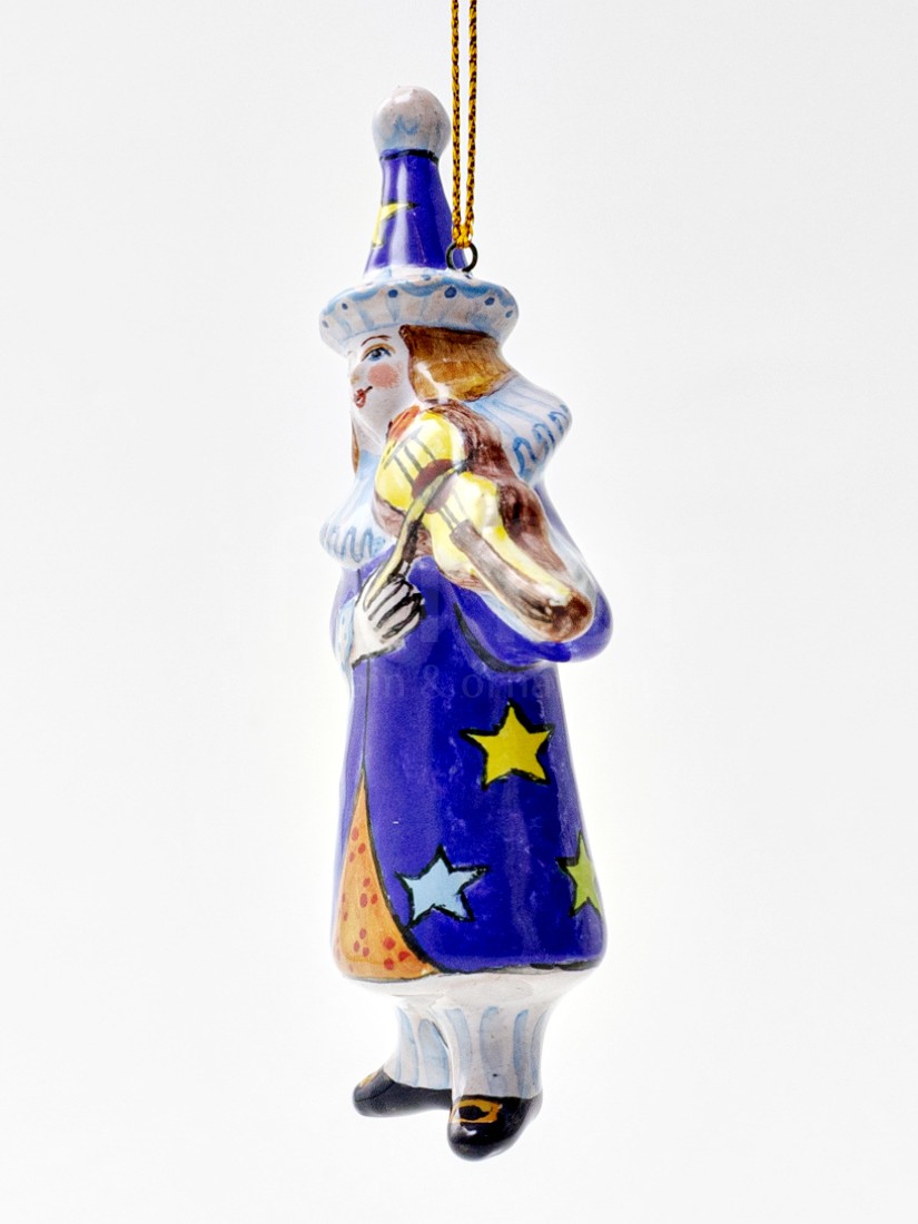 Елочная игрушка «Пьеро со скрипкой» Форма: Пьеро со скрипкой. Майолика. 55 x 110 мм.