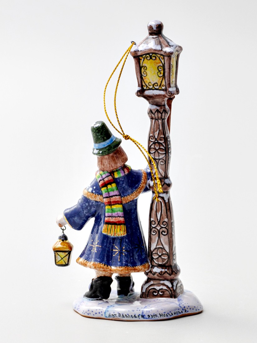 Елочная игрушка «Фонарщик» Форма: Фонарщик. Майолика. 80 x 155 мм.
