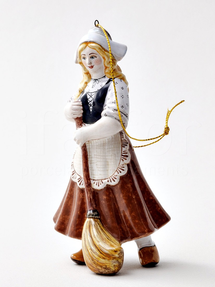 Елочная игрушка «Золушка» Форма: Золушка. Майолика. 65 x 130 мм.