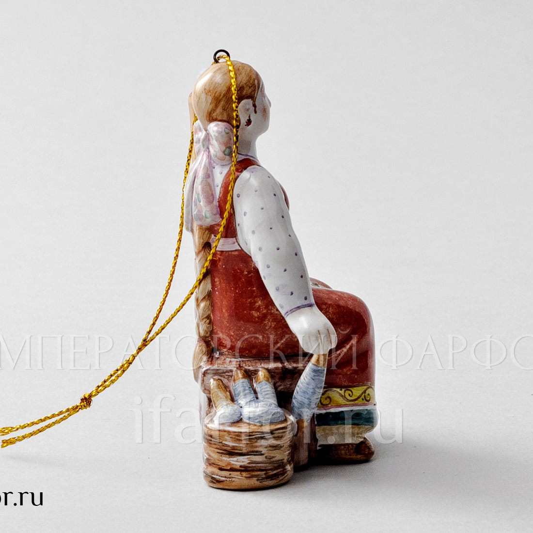 Елочная игрушка «Пряха» Форма: Пряха. Майолика. 65 x 90 мм.