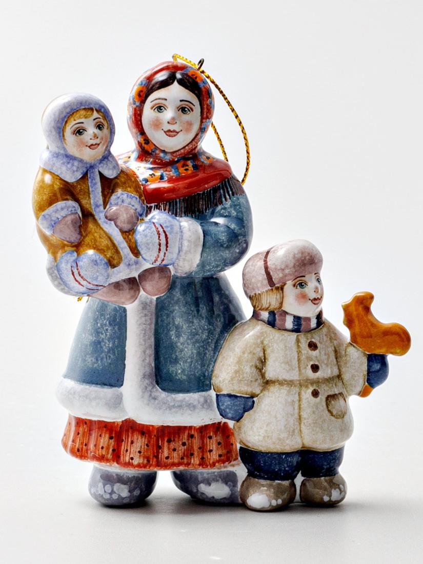 Елочная игрушка «Крестьянка с детьми» Форма: Крестьянка с детьми. Майолика. 80 x 100 мм.