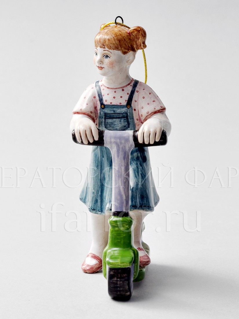 Елочная игрушка «Девочка на самокате» Форма: Девочка на самокате. Майолика. 110 x 75 мм.