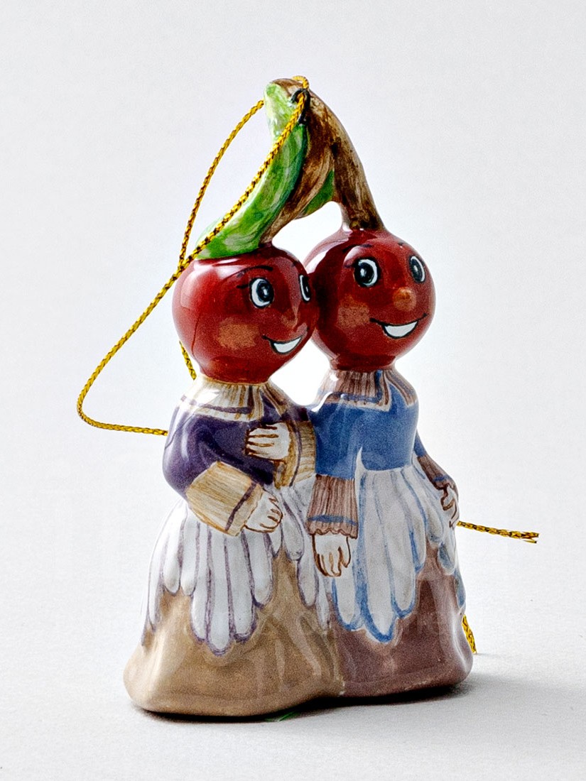 Елочная игрушка «Графини Вишни» Форма: Графини Вишни. Майолика. 75 x 110 мм.