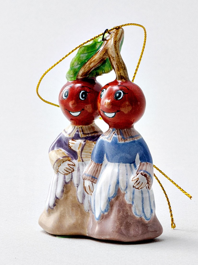 Елочная игрушка «Графини Вишни» Форма: Графини Вишни. Майолика. 75 x 110 мм.