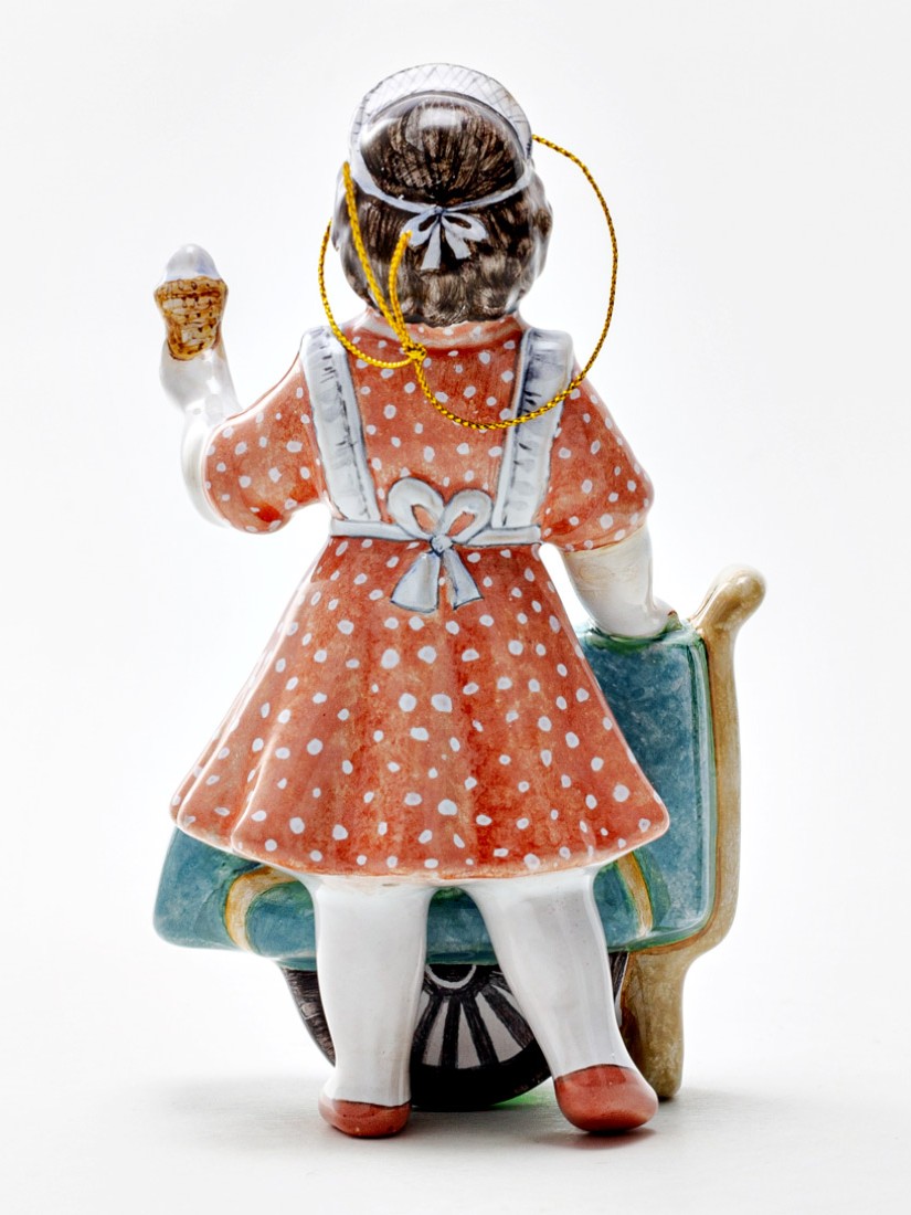 Елочная игрушка «Мороженщица» Форма: Мороженщица. Майолика. 85 x 140 мм.