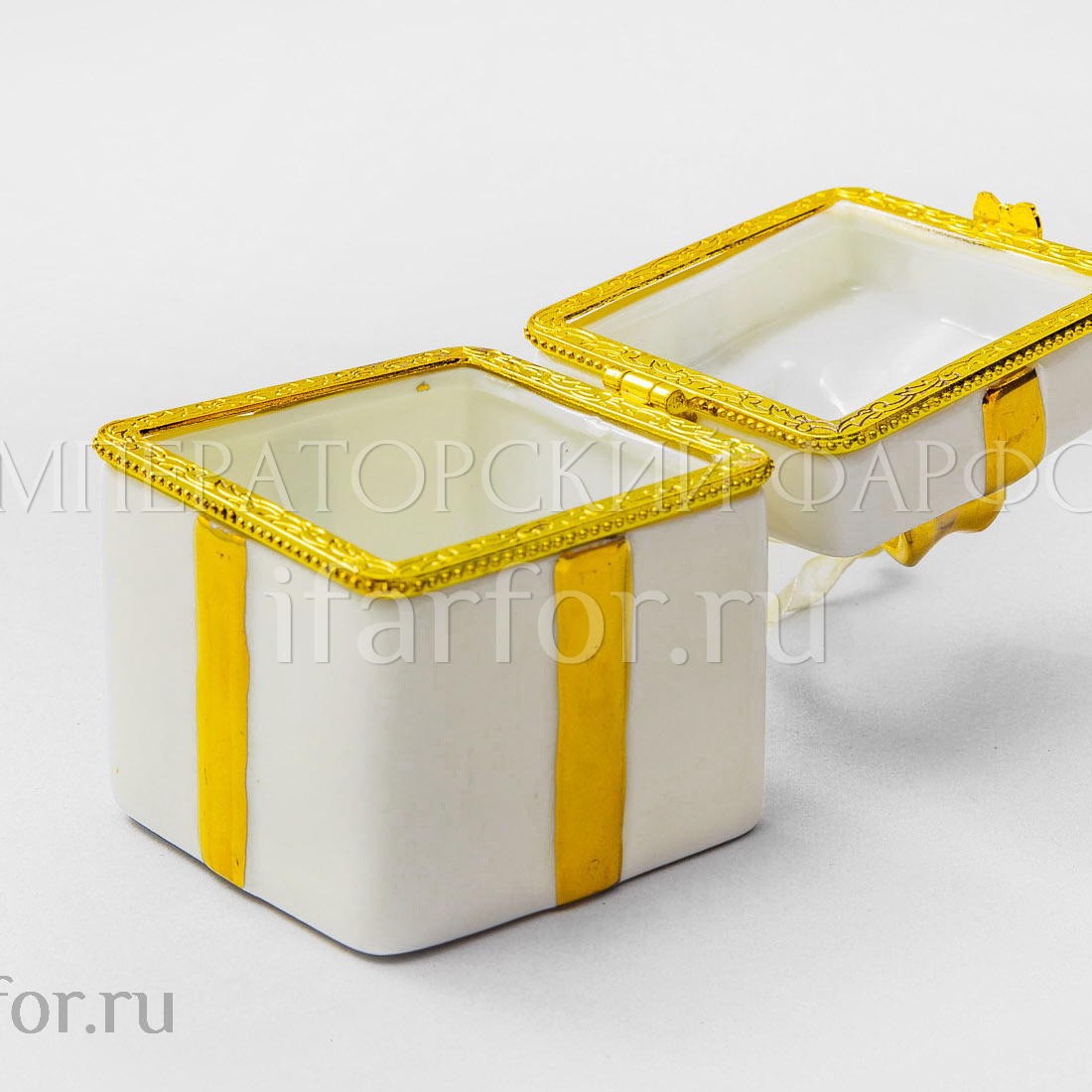 Елочная игрушка «Подарочная коробка» Форма: Подарочная коробка. Фарфор. 75 мм.