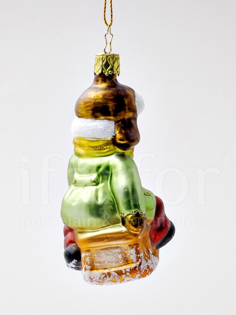 Елочная игрушка «Невинные сердца. Мальчик на санках» Стекло. 60 x 120 мм.