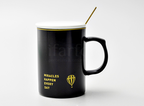 Mug with lid and spoon Miracles happen every day Royal Classics
