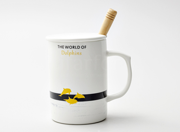 Mug with lid and spoon The world of dolphins Royal Classics