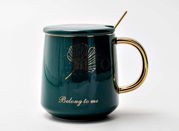 Mug with lid and spoon Belong to me Royal Classics