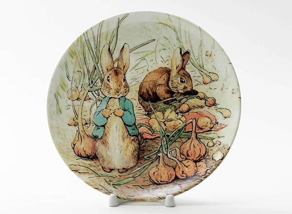 Decorative plate Potter Beatrix Peter Rabbit and Benjamin Bunny on a bed of onion