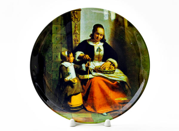 Декоративная тарелка Питер де Хох Женщина, снимающая кожуру с яблок