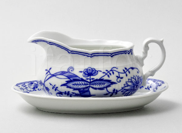 Gravy boat with stand Bulbous pattern. Zwiebelmuster Natalie