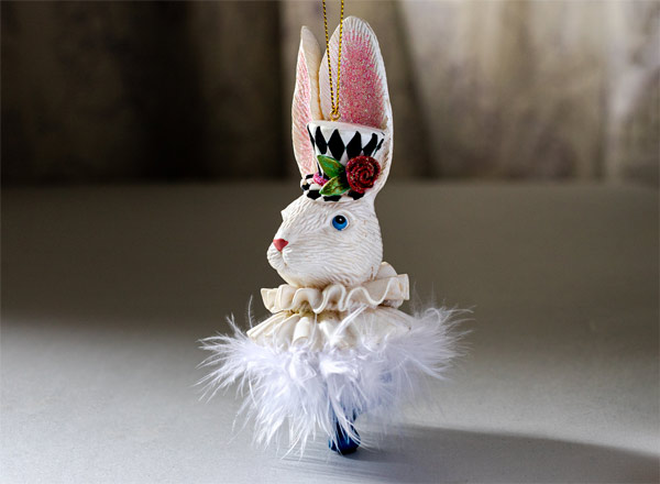 Елочная игрушка Белый кролик в шляпе