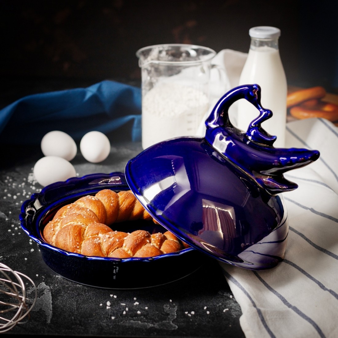 «И целую неделю, чтобы перещеголять друг друга, мы объедаемся блинами, после чего отправляемся кататься на салазках с го