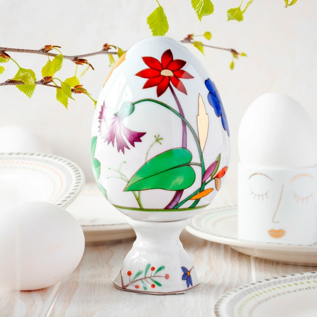 «Ясное утро. Приятели мои в моей большой деревенской мастерской расположились за столом. Пьют чай. На столе кулич и пасх