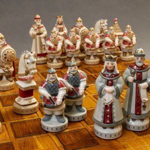 Шахматы в подарочной коробке Сказочные персонажи