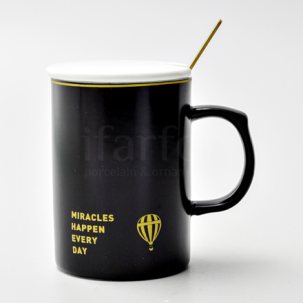 Кружка с крышкой и ложкой Miracles happen every day Royal Classics